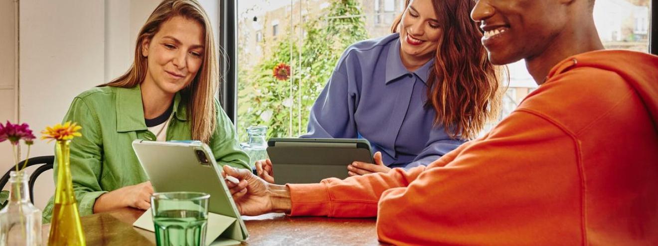 Drei Personen am Tisch